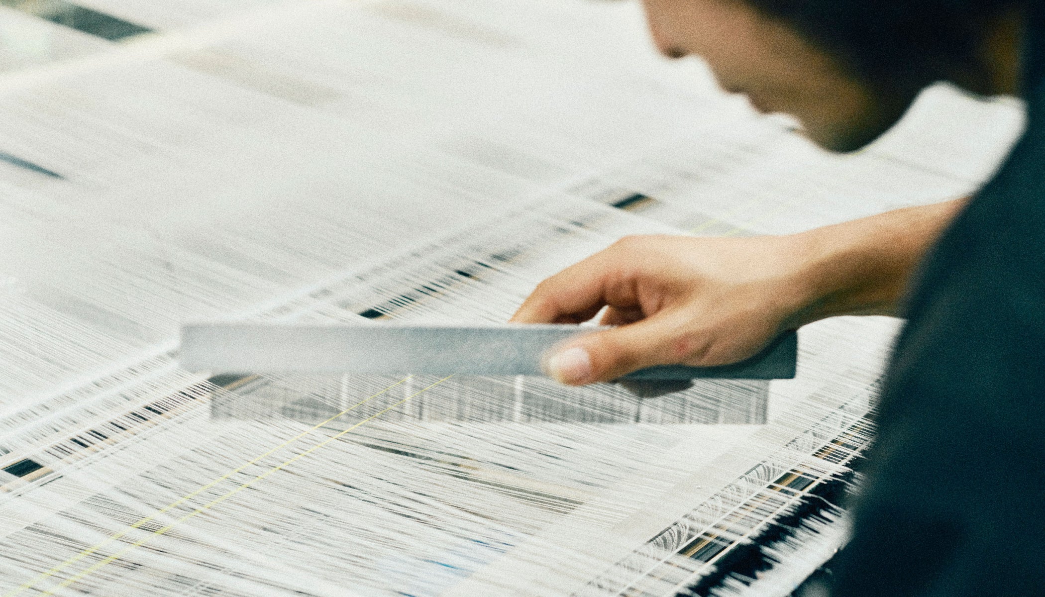 タオルの表面をチェックしている様子