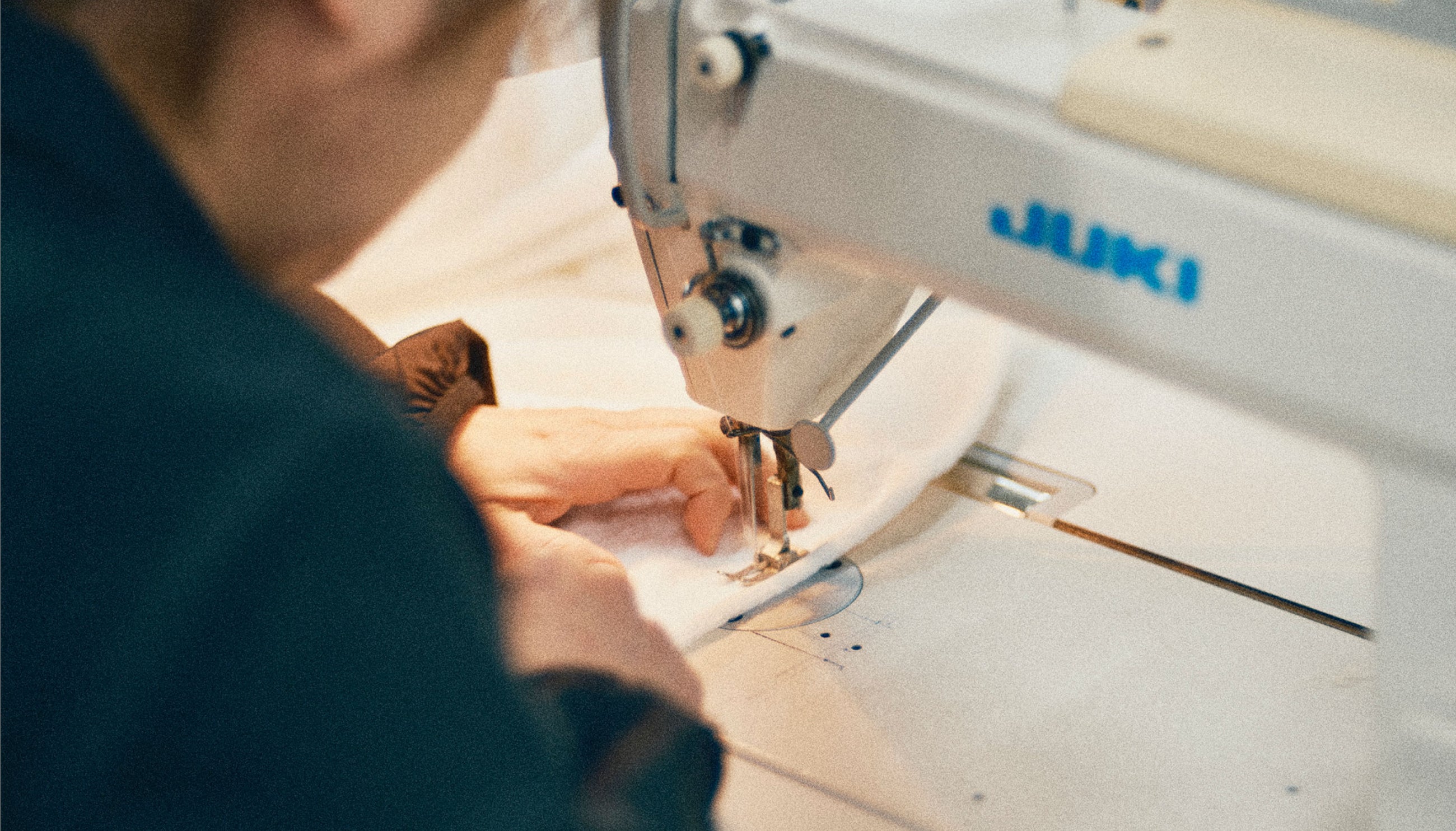 縫製している様子